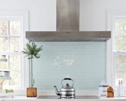 keuken achterwand gehard glas – 4 schroefknoppen en polygeslepen randafwerking